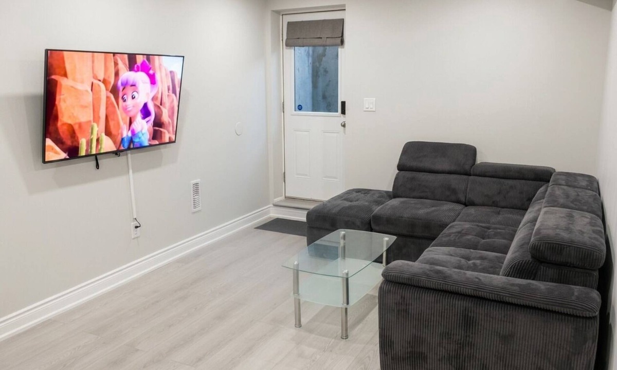 Guelph House | Private & Cozy Two Bedroom Suite in Guelph
