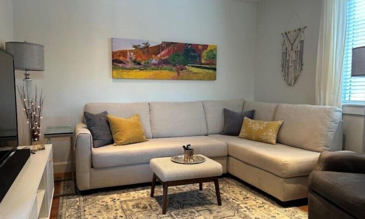 Kaslo Apartment | Private downtown lakefront apartment in a unique heritage building. n
