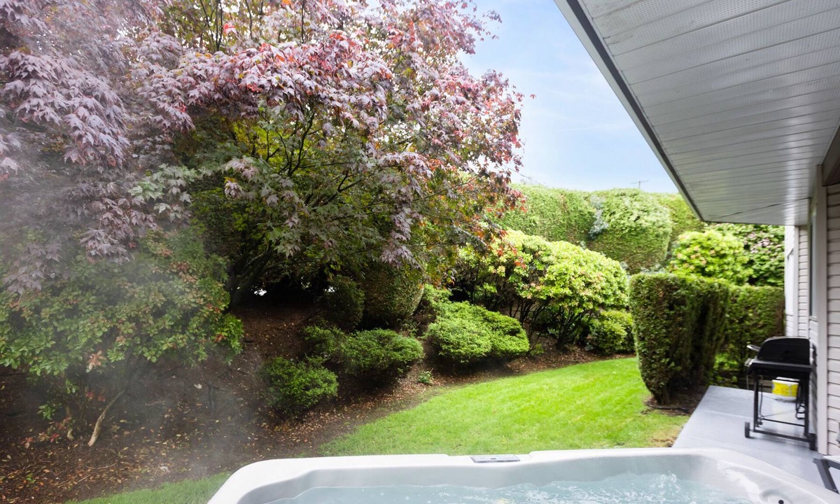 Townline Hill House | Private guest room with hot tub and full gym in Abbotsford