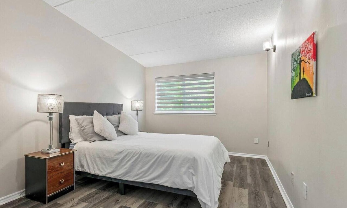 Mississauga Valleys House | Private home with 5 large bedroom and spacious common areas with private patio.