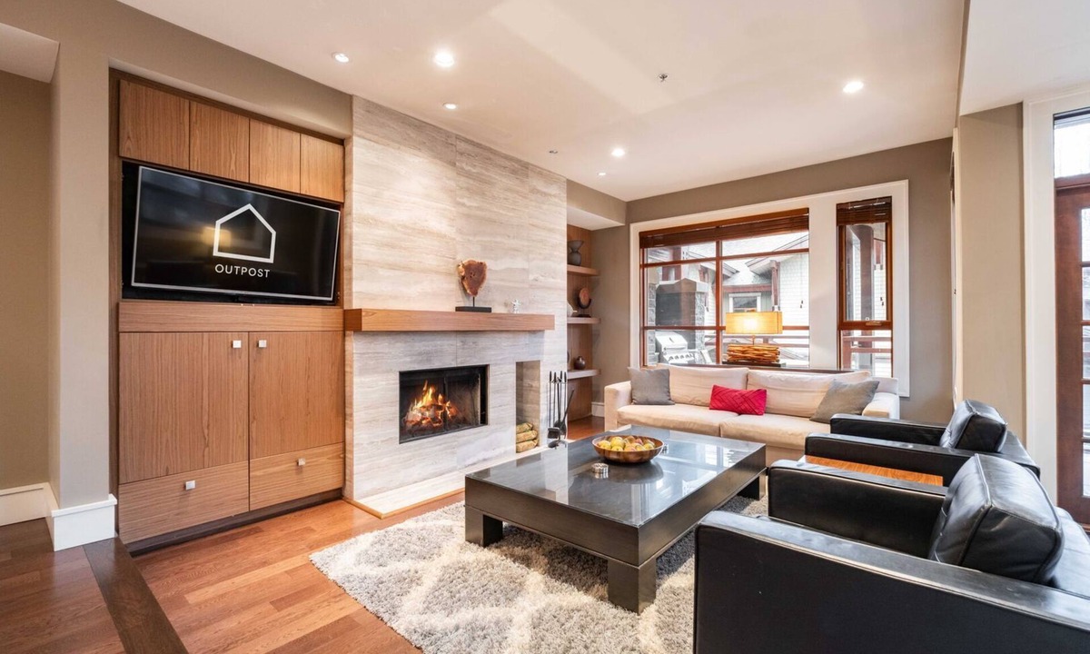 Whistler Apartment | Private Hot Tub | Garage | AC | Secure mud room
