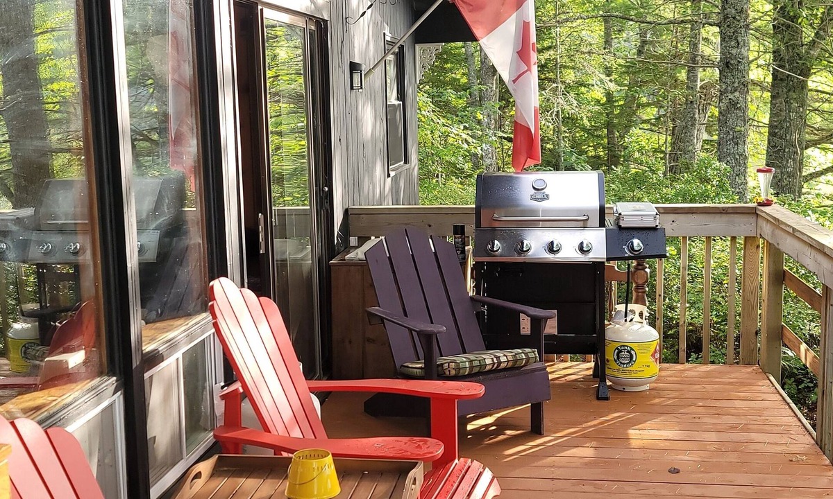 Upper New Cornwall Cottage | Private lakefront retreat. 10 minutes to Mahone Bay