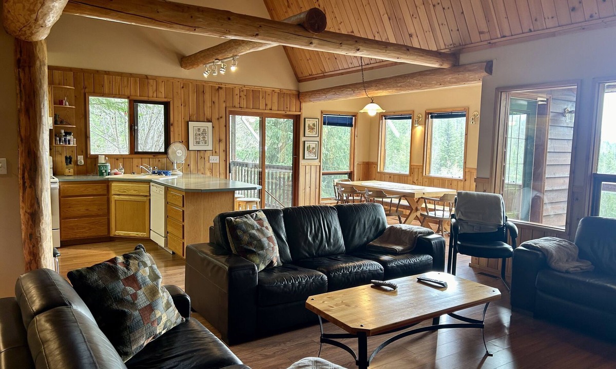 Ashton Creek House | Private Mabel Lake Cottage! Lake activities, golf, hiking, pickleball and more!