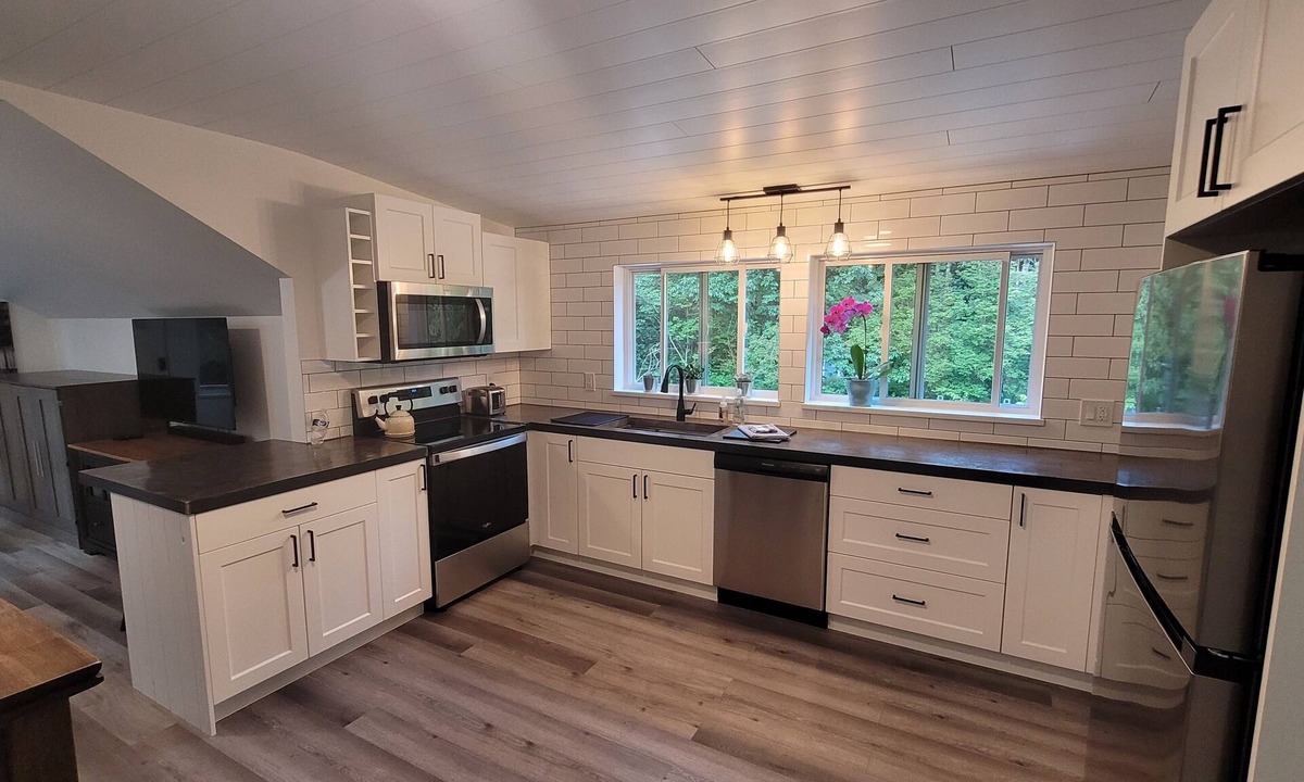 Sumas Prairie Cottage | Private modern guesthouse, forest retreat, luxury king bed + A/C
