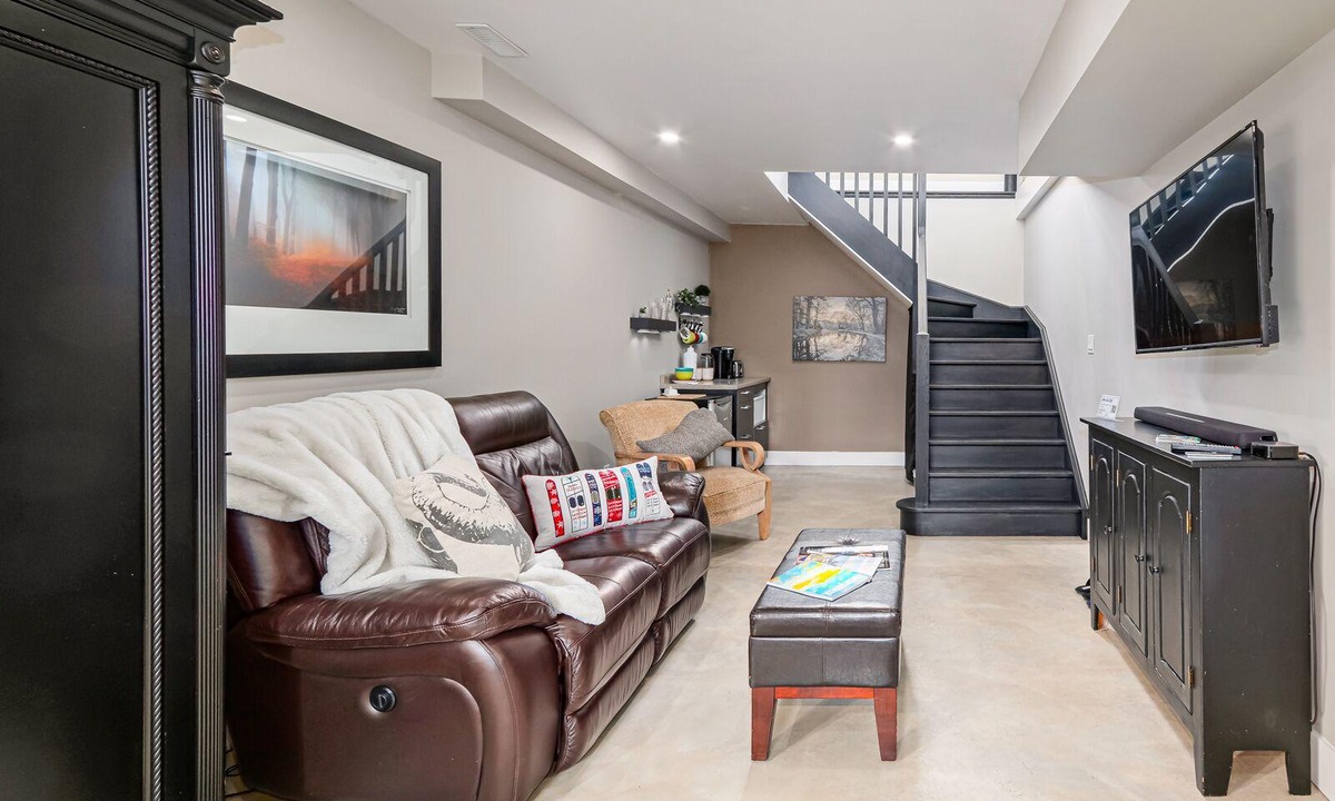 Clearview Apartment | Private Queen Bed Studio near hiking, biking, golf, beach, spa and Blue Mountain