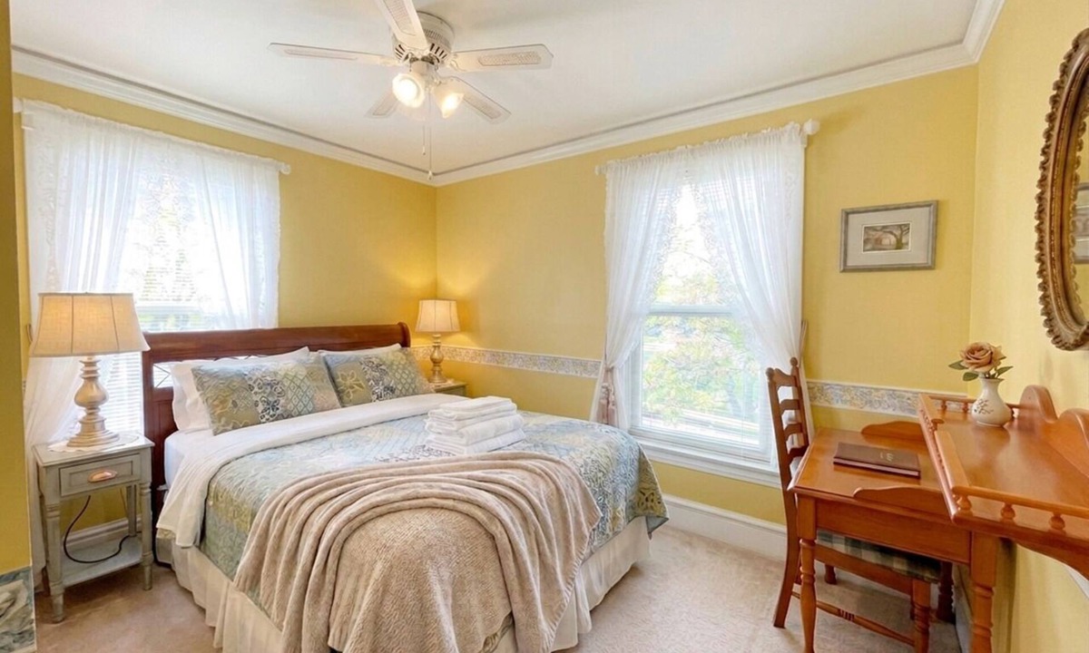 Niagara Falls Bed & Breakfast | Private Room Honey Room 15 MINS WALK to Falls
