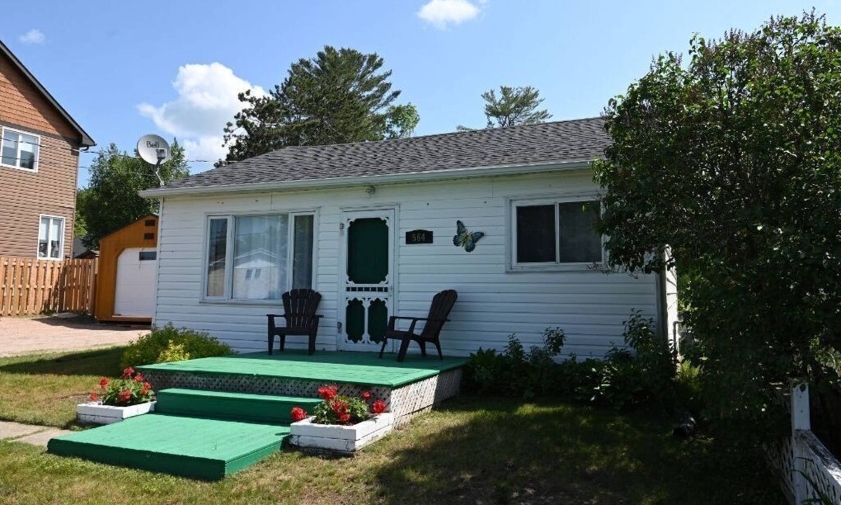 Callander House | Property located close to the beach, park, grocery store and restaurants. n