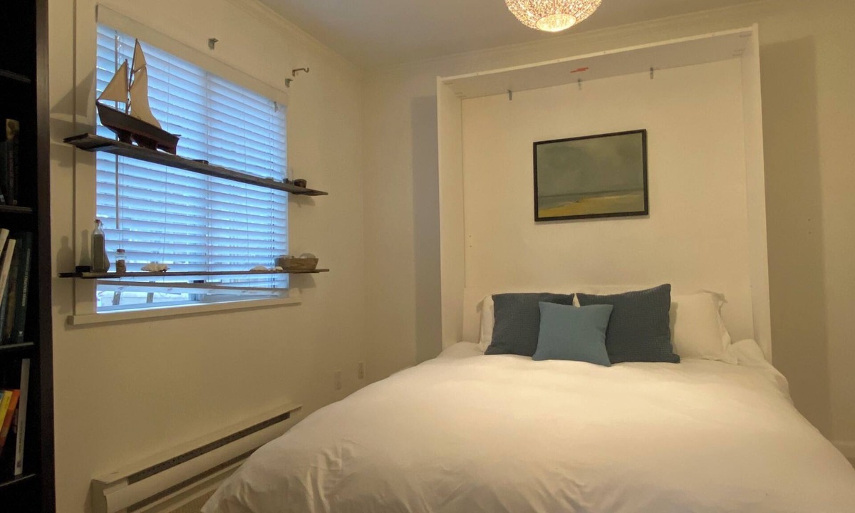 Lynn Valley House | Quaint 2-bedroom garden suite near transit, trails, family-friendly vibe & hikes