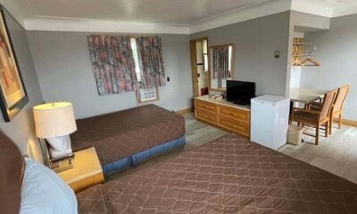Harwich Hotel | Queen's Motel Blenheim Near Lake Erie ON