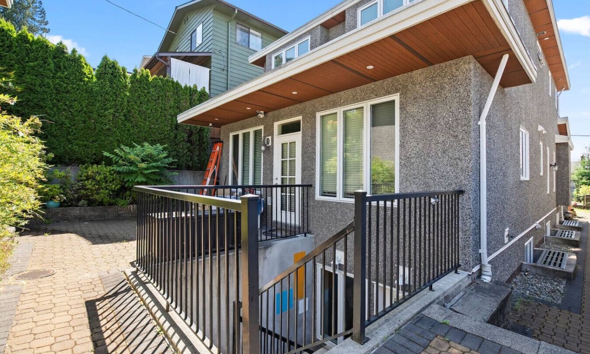 Upper Lonsdale House | Quiet 1BD in North Vancouver