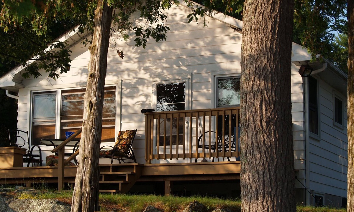 Crowes Landing Cottage | Quiet 3 Bedroom Cottage On Stoney Lake, Ontario