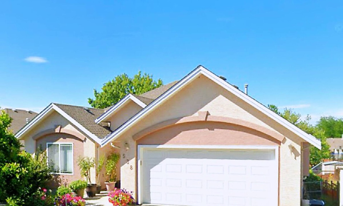 Rutland House | Quiet & cozy private basement suites 2 bedroom/3beds/1 bath separated entrance