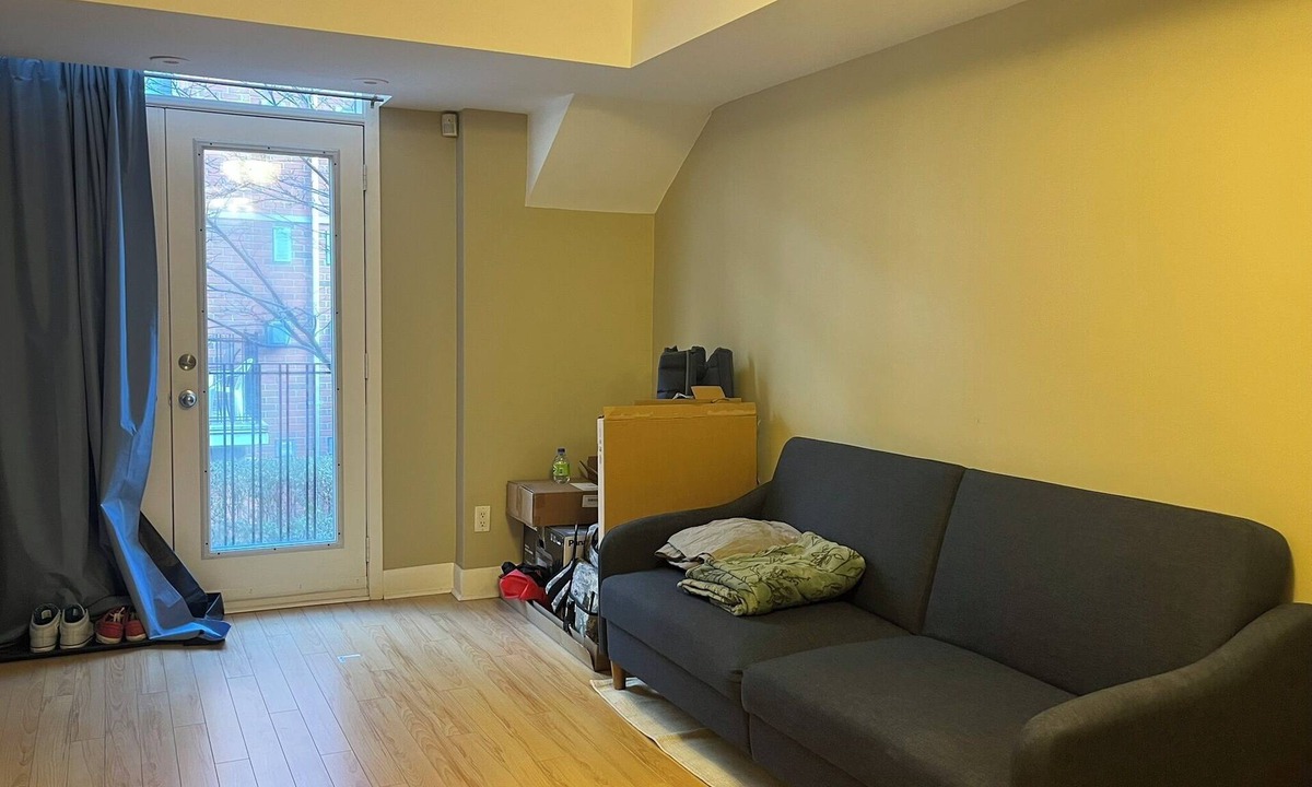 Downtown Toronto Apartment | Quiet room near college station