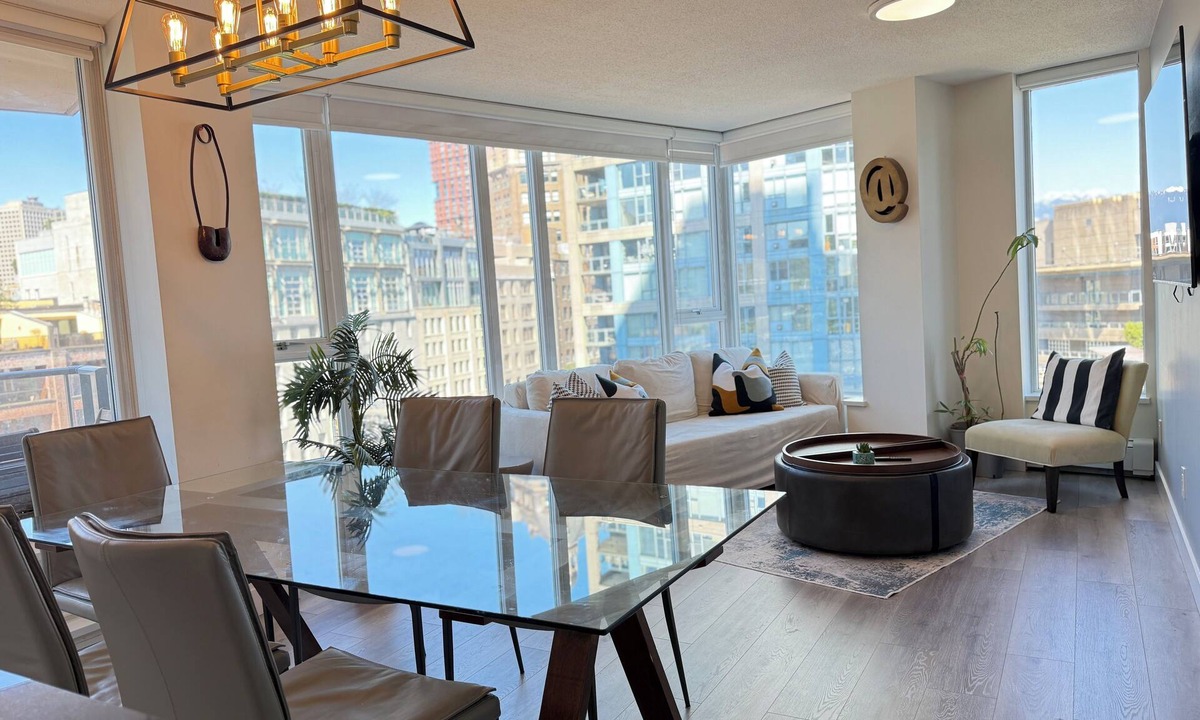 Crosstown Condo | Recently Renovated 10m Walk BC PLACE 2.5bdrm Condo w Parking, Pool, Sauna + A/C