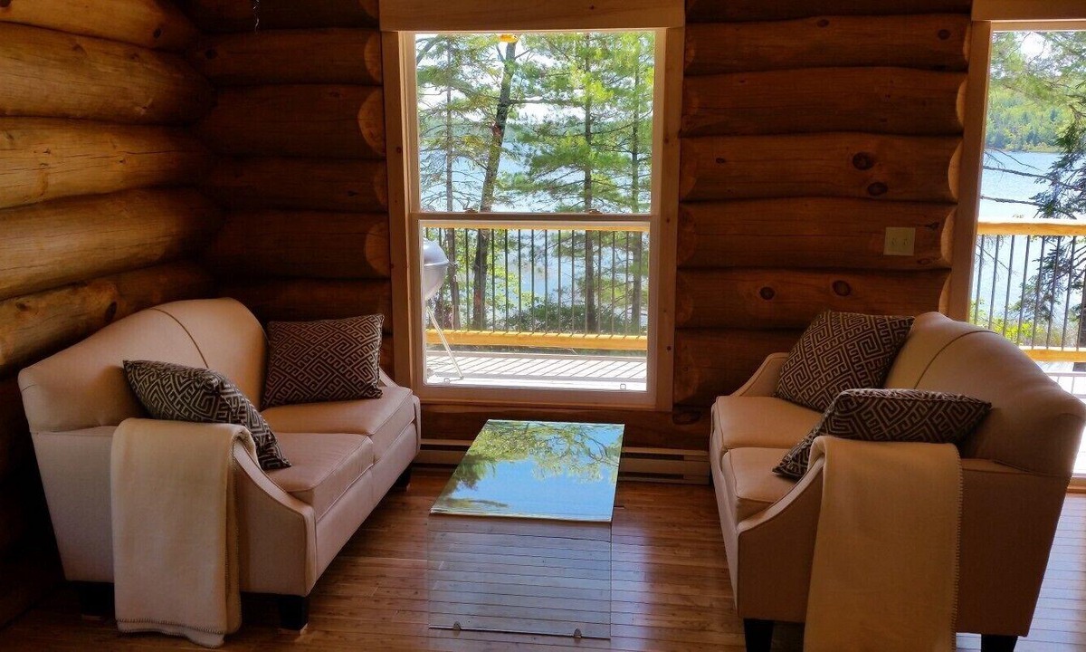 Pleasant River Cottage | Relax in Canada: a lakeside log cottage near Kejimkujik National Park.