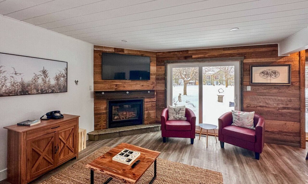 Collingwood Villa | Relaxing Blue Mountain Getaway Close to Trails, Spa & Village