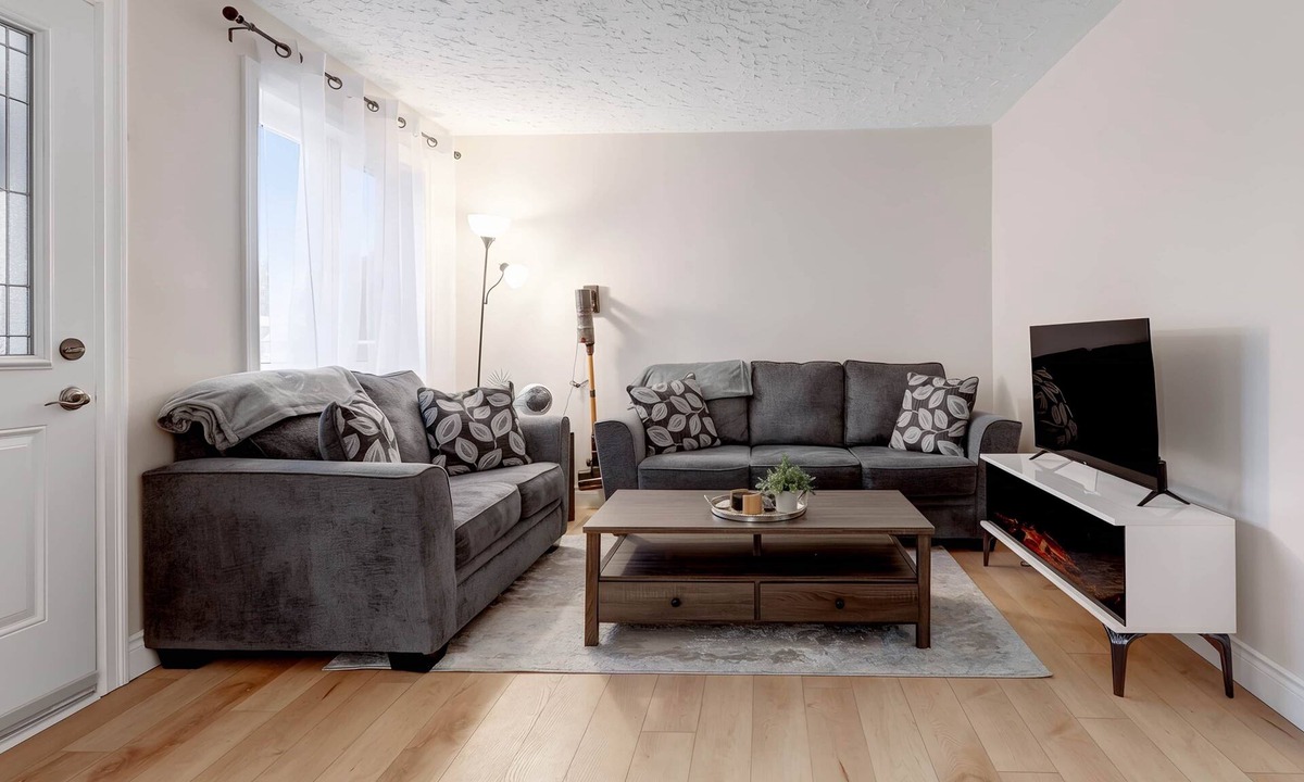 Sudbury House | Renovated Retreat w/Pool (summer) & 4 Queen Beds + Double!