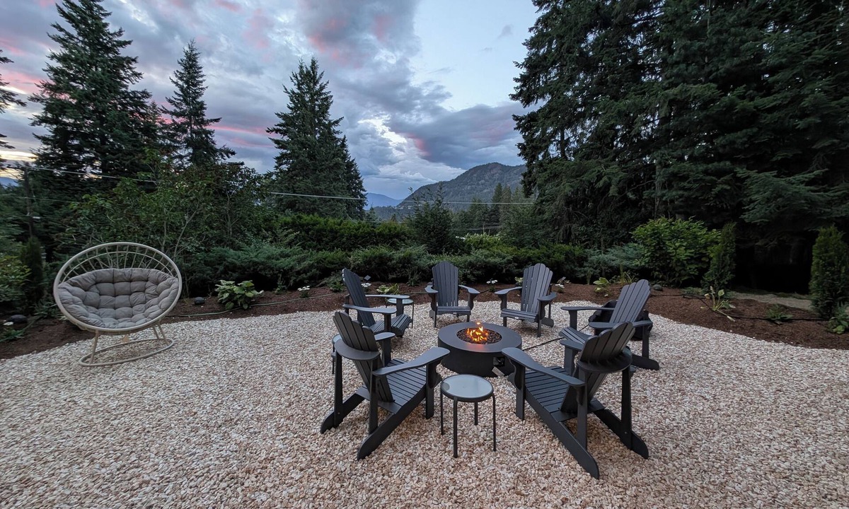 Blind Bay Cabin | Renovated Shuswap Lake Family Retreat | Walk to Lake | Private