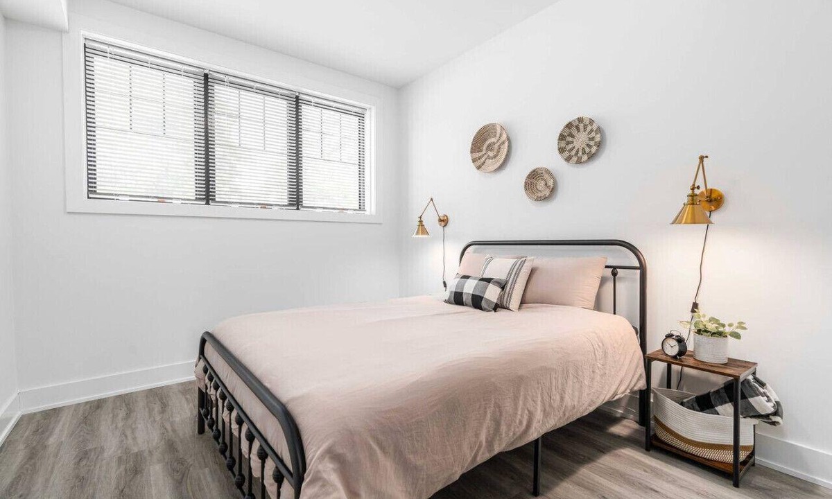 Downtown London Condo | RentX|Rustic Retreat - Downtown/Parking/Wifi/2Bed