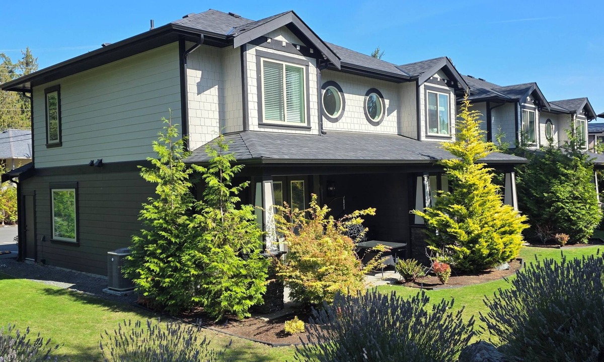 Regional District of Nanaimo House | Resort. Sleeps 6. Newer Executive ENTIRE Townhome. Outdoor Pool and HotTub.