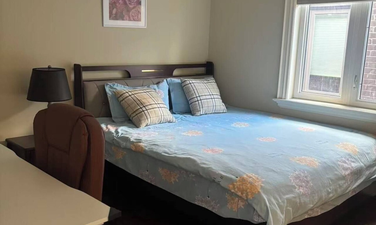 North York House | right Ensuite Room 201 near Sheppard Subway | Free Parking & Wi Fi