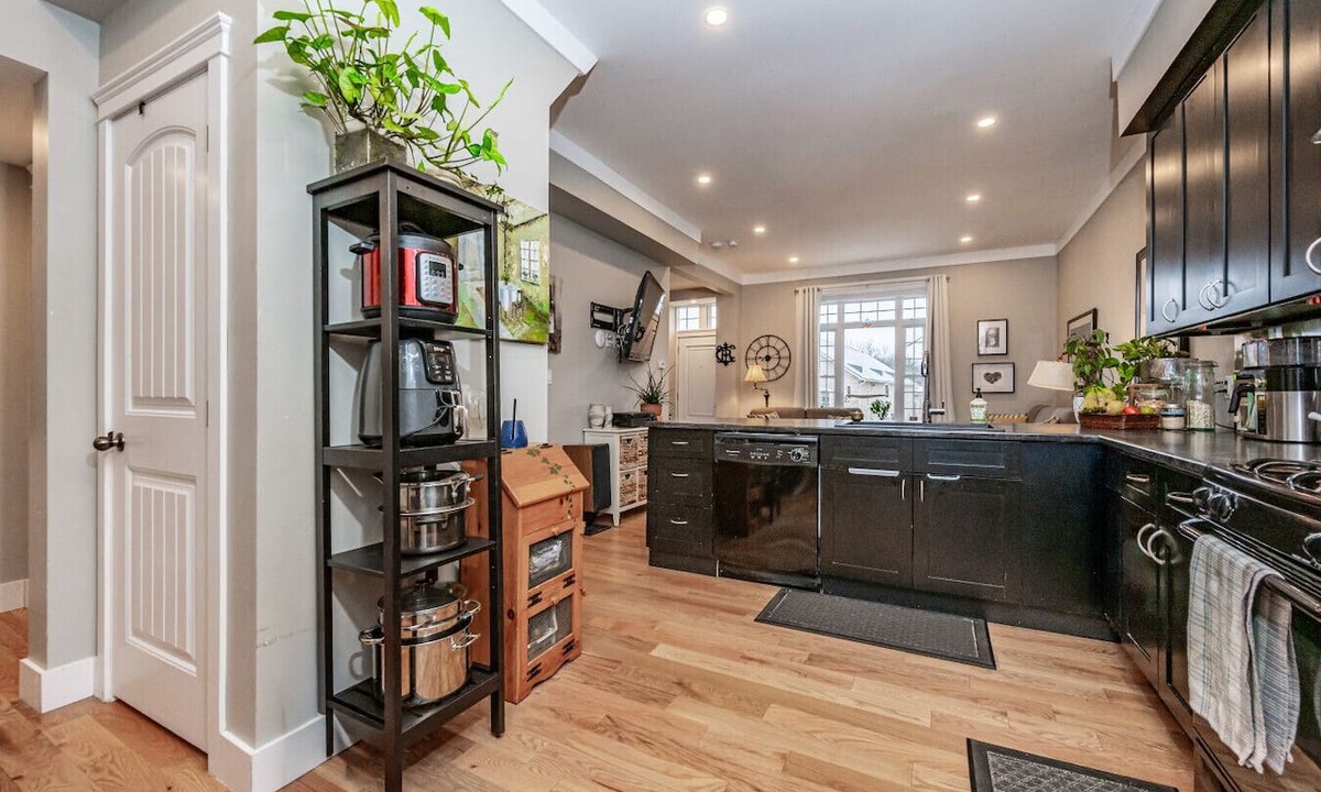 Elora Apartment | Riverside Retreat with Modern Comforts in the Heart of Elora