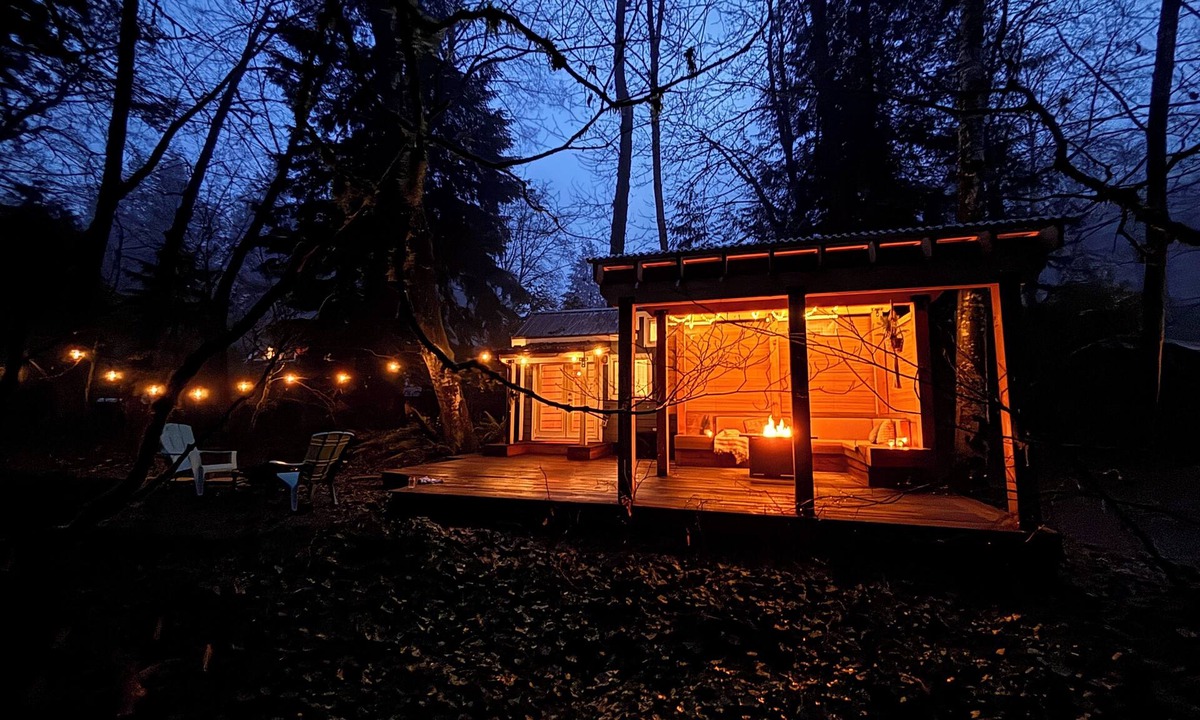 Woodfibre House | Riverwood Retreat: hot tub, outdoor sauna/shower on the Cheakamus River
