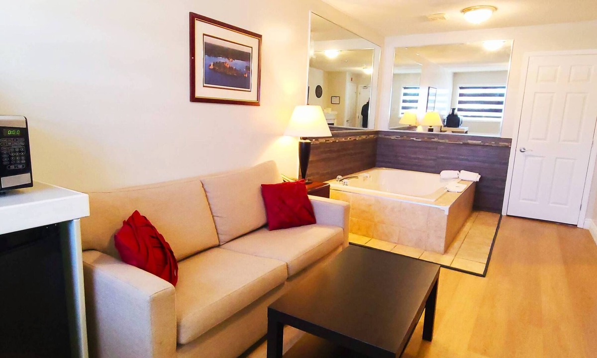Gananoque Hotel | Riviera Inn and Suites 1000 Islands