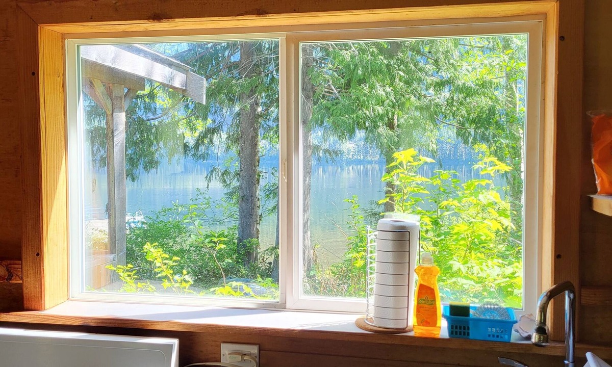 Campbell River Cabin | Roberts Lake ResortnSandybeach, fishing,hiking, pet friendly