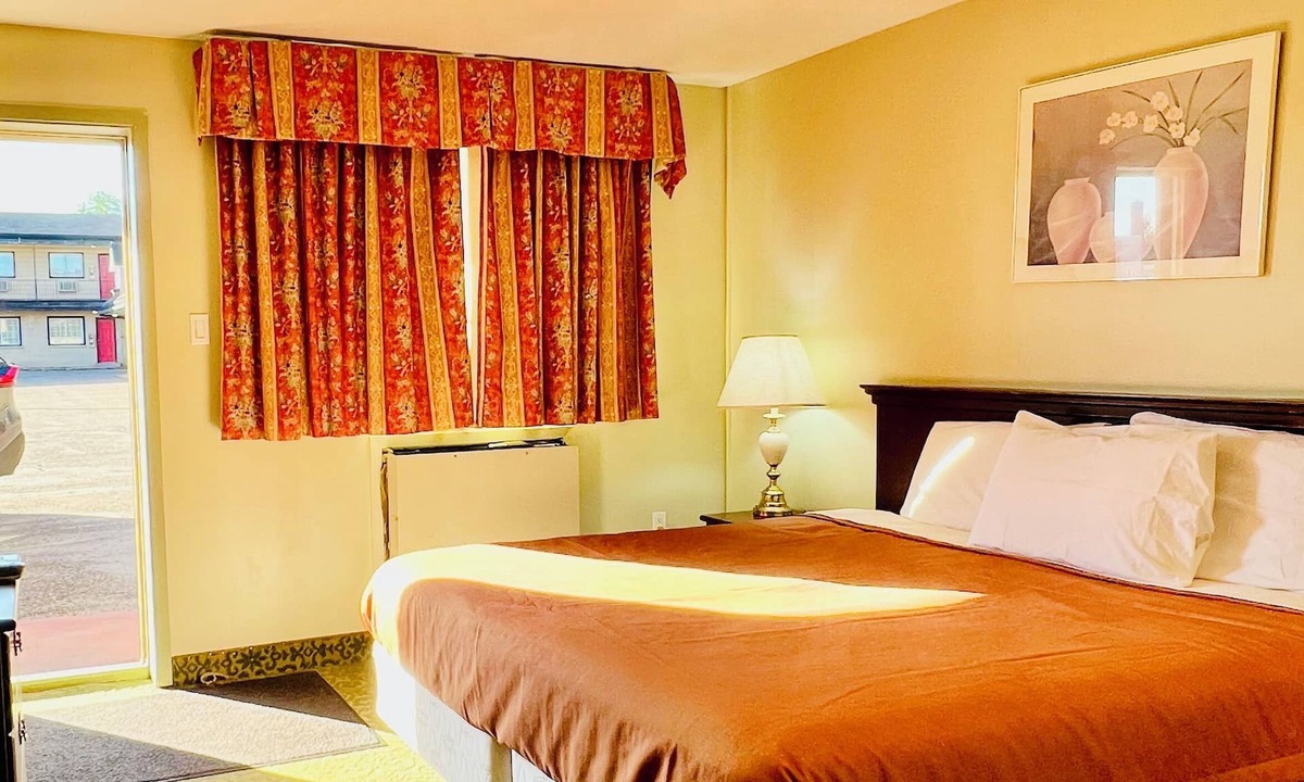 Renfrew Cabin | Rocky Mountain Lodge - Standard Room, 1 King Bed