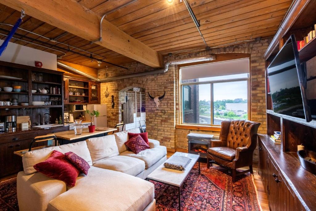 Parkdale Apartment | Rustic 1 Bedroom Loft Apartment in Queen Street West