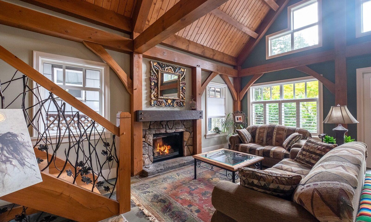 Cultus Lake Cabin | Rustic Cultus Lake Cabin House w/BBQ, Ping Pong Table & Gym Equipment
