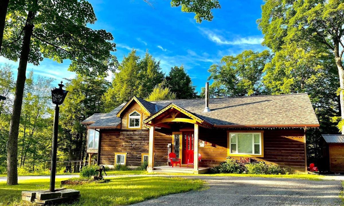 Lanark Highlands Cottage | Rustic Meets Luxury