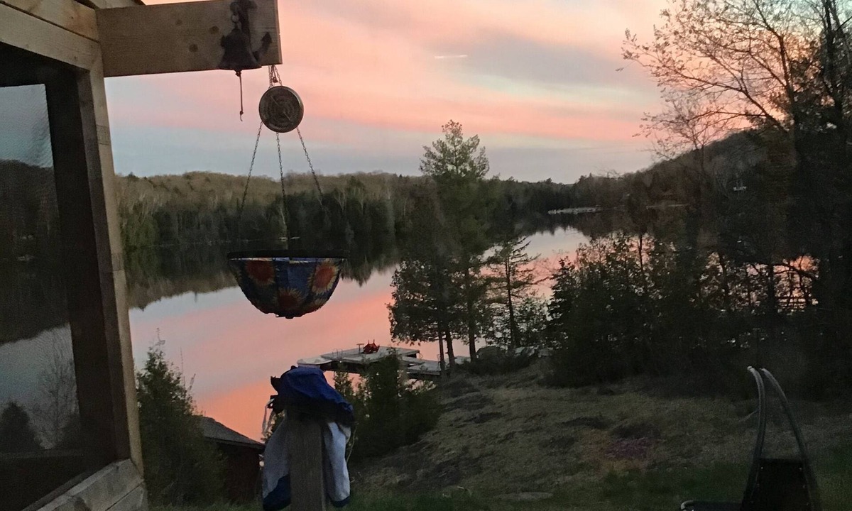 Trent Lakes Cottage | Rustic Waterfront Cottage -3 Bedroom,Sunset Views,Screened in Porch,Firepit,BBQ