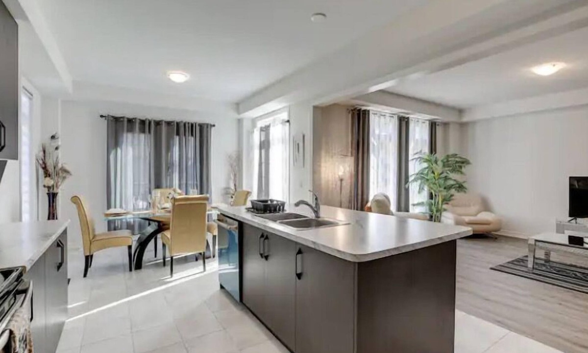 Springwater House | Sassafras Oasis | Sleeps 14 | All-Season Retreat Near Barrie