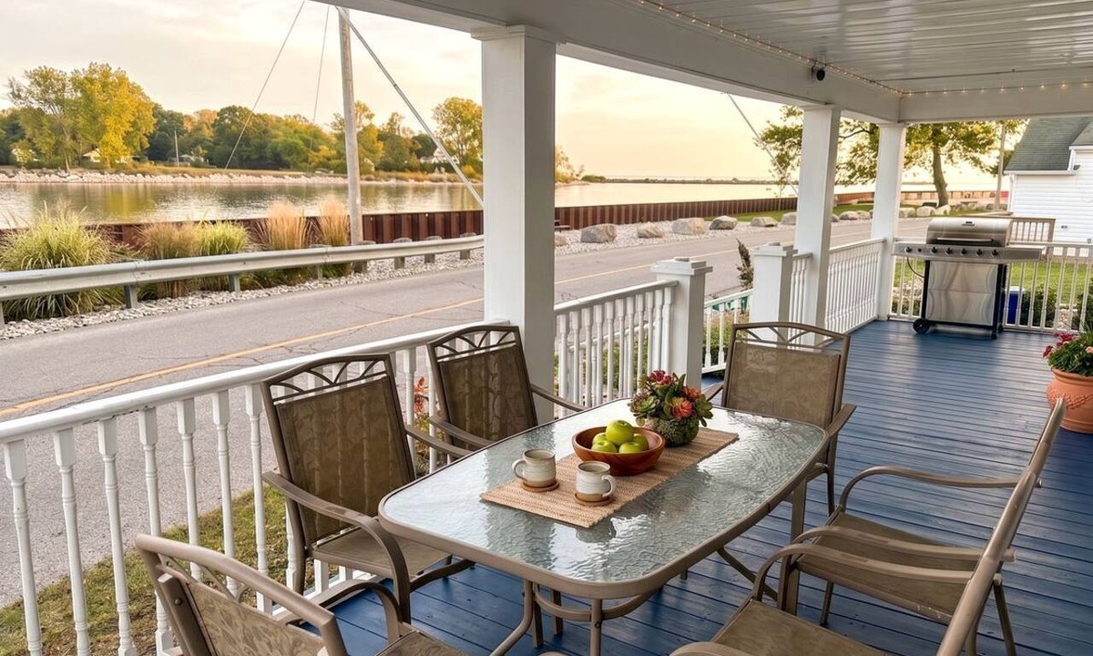 Dunnville Cottage | Scenic Waterfront Getaway Steps from a Historic Lighthouse in Ontario, Canada