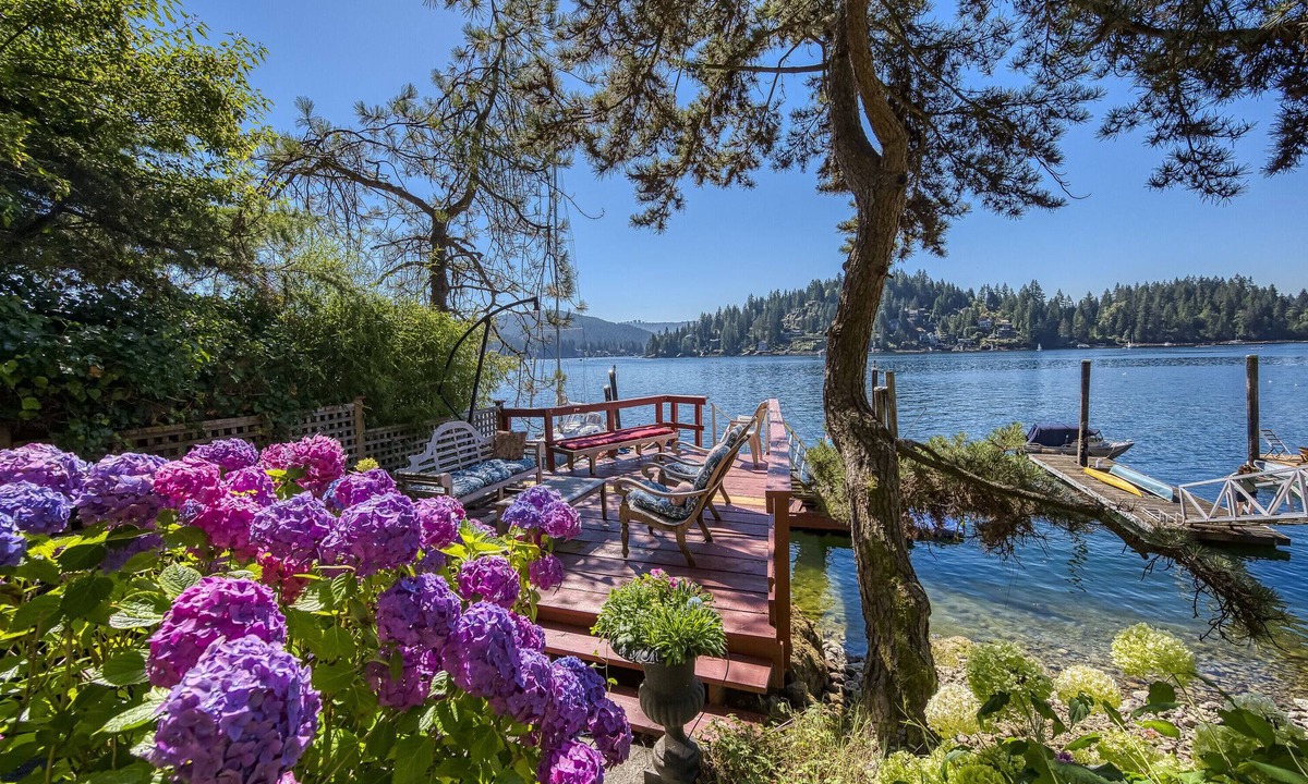 District of North Vancouver House | Sea 'n Sand - Deep Cove Waterfront- Kayaks! 7 day weekly rentals .