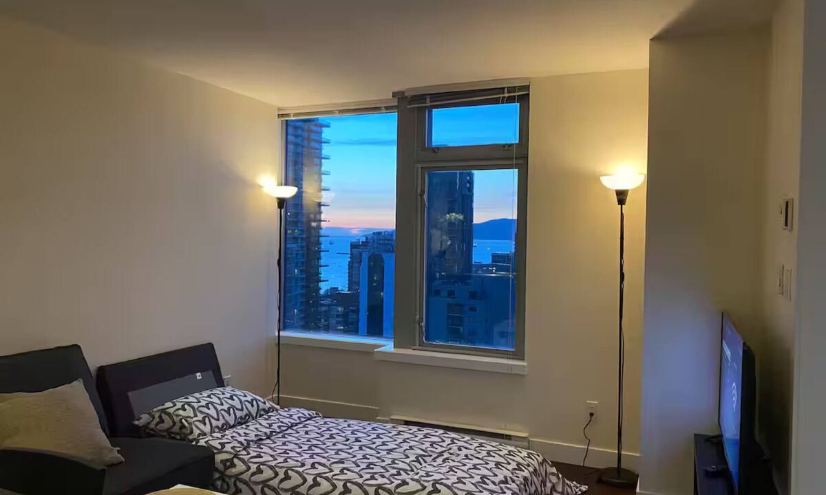 Yaletown Condo | Sea View ~30th Floor Downtown Vancouver Yaletown