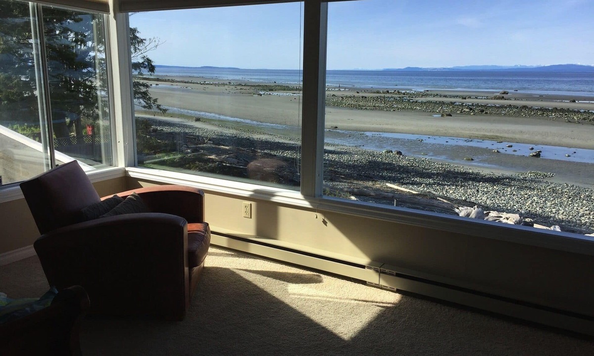 Regional District of Nanaimo House | Sealbourne Vacation Home - beautiful 4 season beachfront home, sleeps up to 9