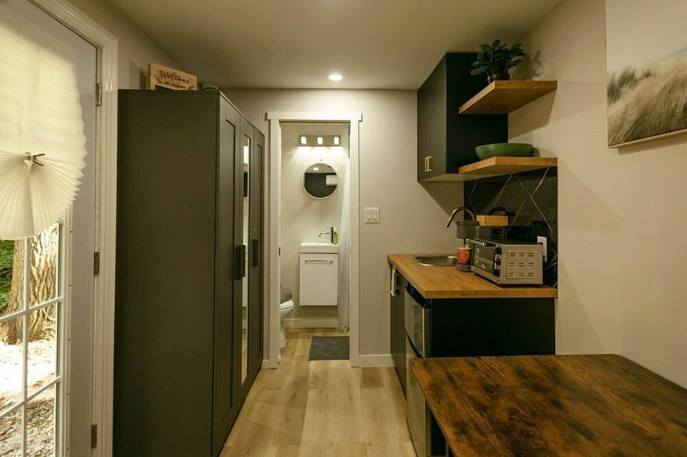 Simcoe Cabin | Secluded Cozy All-Season Semi Off-Grid Tiny Home Agritourism Farmstay with Private Nordic Spa Experience Near Simcoe, Norfolk County, Ontario