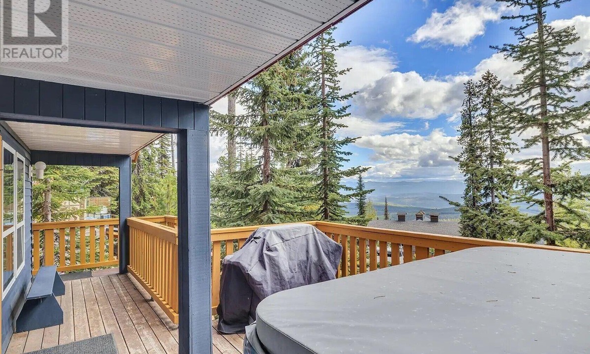 Big White Ski Resort Cabin | Secluded ,cozy cabin that will give you great memories!