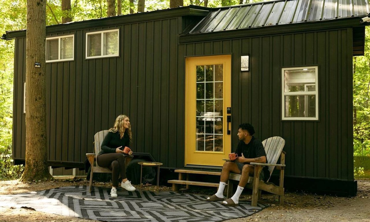 Simcoe Cabin | Secluded Forest Tiny House with Wood-Fired Sauna & Hot Tub Near Norfolk County, Simcoe, Ontario