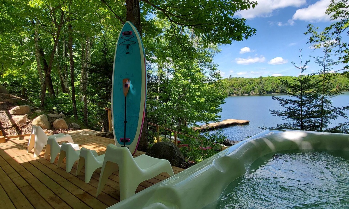 Magnetawan Cottage | SERENE & BEAUTIFUL MUSKOKA RETREAT with BEACH, HOT TUB & BARREL SAUNA!