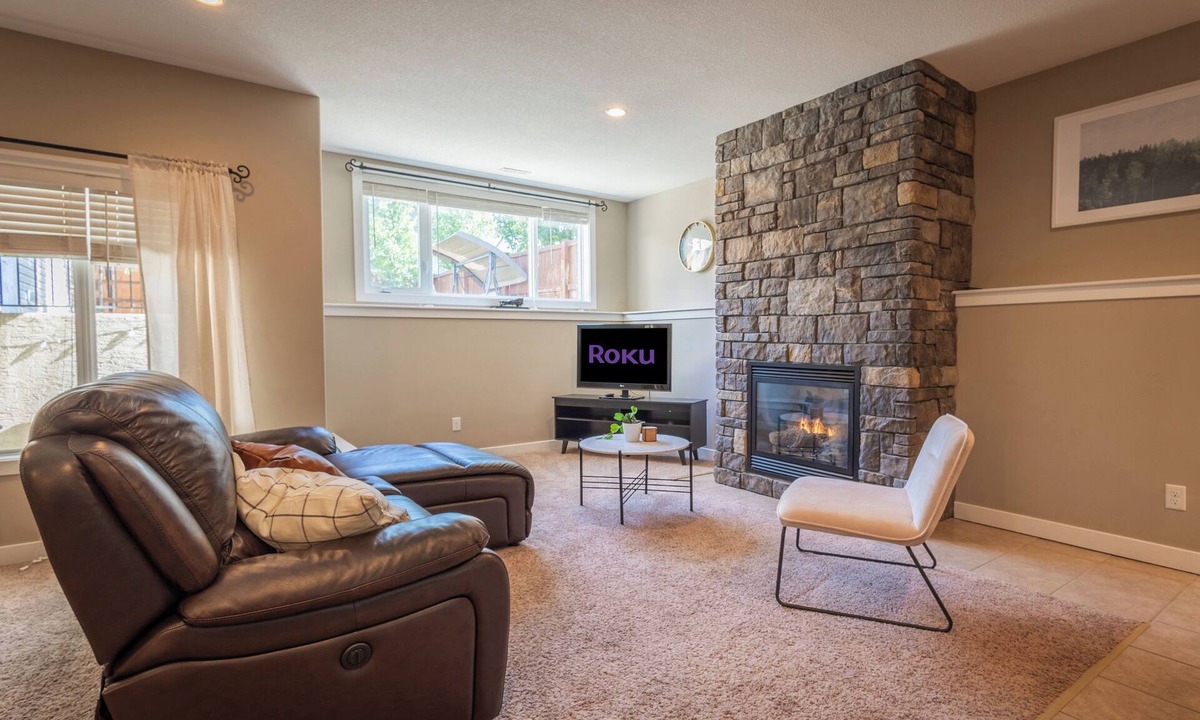 South Lethbridge House | Serenity suite cozy retreat near the coulees