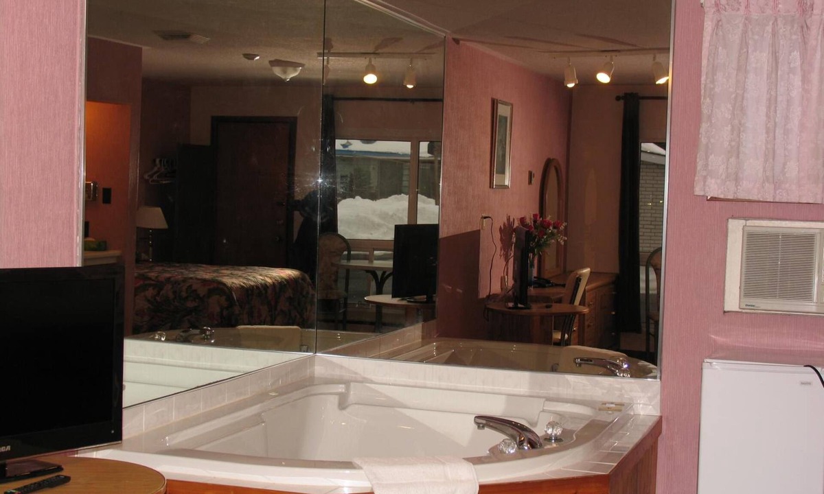 Kingston Hotel | Seven Oakes Motel