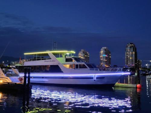 Central Boat Rental | Shangri-la Cheer