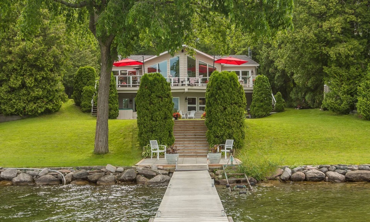 Oro-Medonte Cottage | Simply Simcoe A fabulous Carthew Bay lakefront home