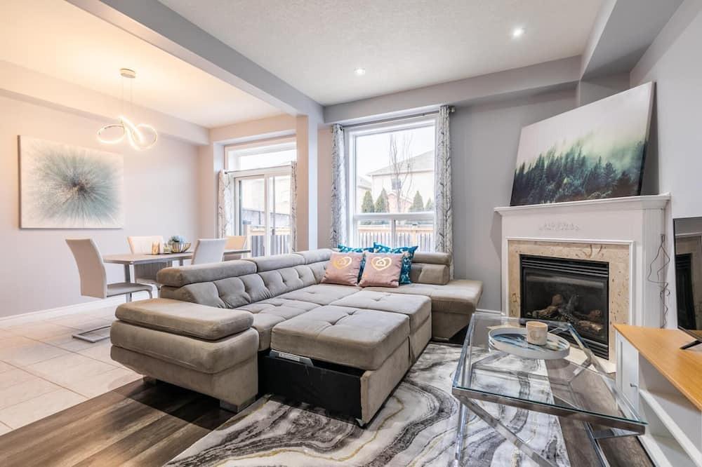 Stoney Creek House | SimplyComfort. 3BR 2.5 BA, HOT TUB, GYM, SAUNA, BBQ, PLAYGROUND