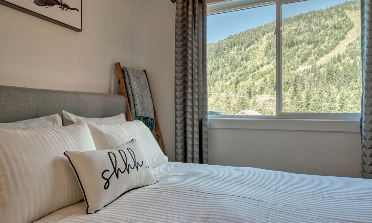 Fairways House | “Ski in” 3 Bedroom with private hot tub and mountain views