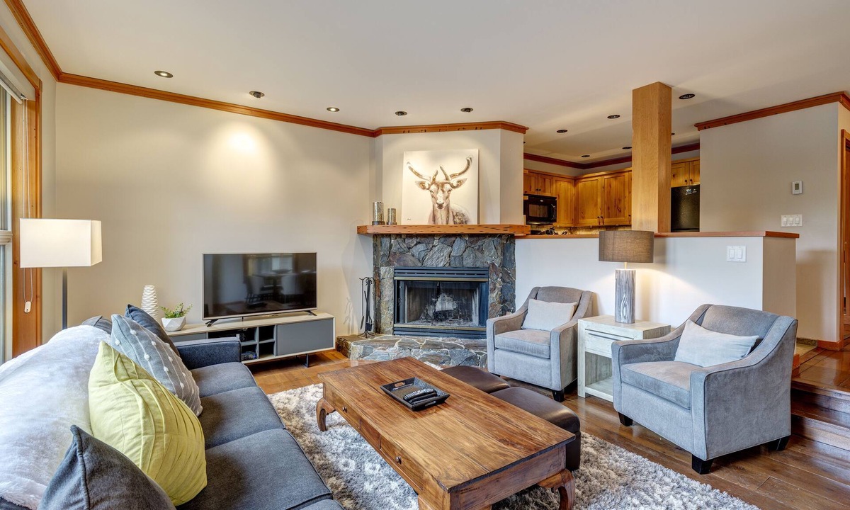 Blackcomb House | Ski-in Chic and Cozy 2bed, 2 bath Townhouse in the Upper Village/Benchlands